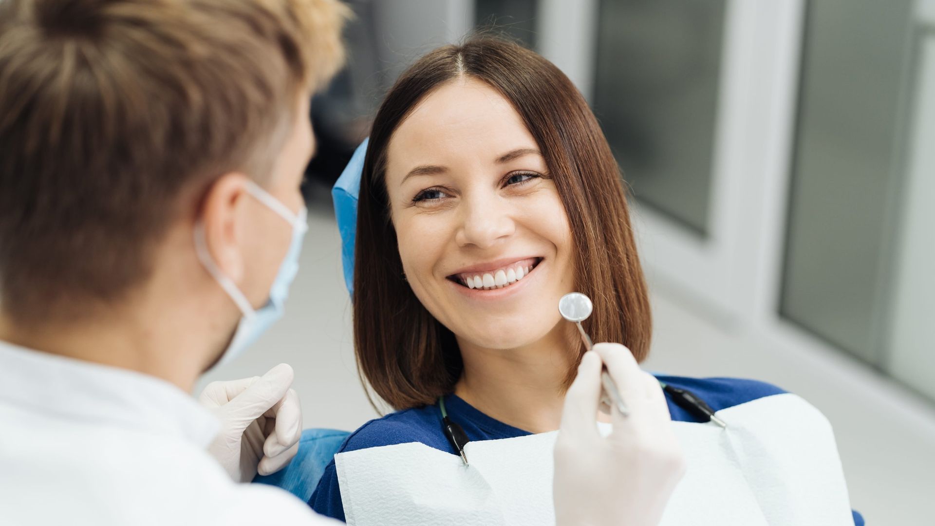 Sorriso de paciente em consultório da Mega Prime